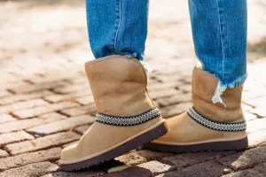 Ugg: Classic Short Crescent in Chestnut 1161770-CHE