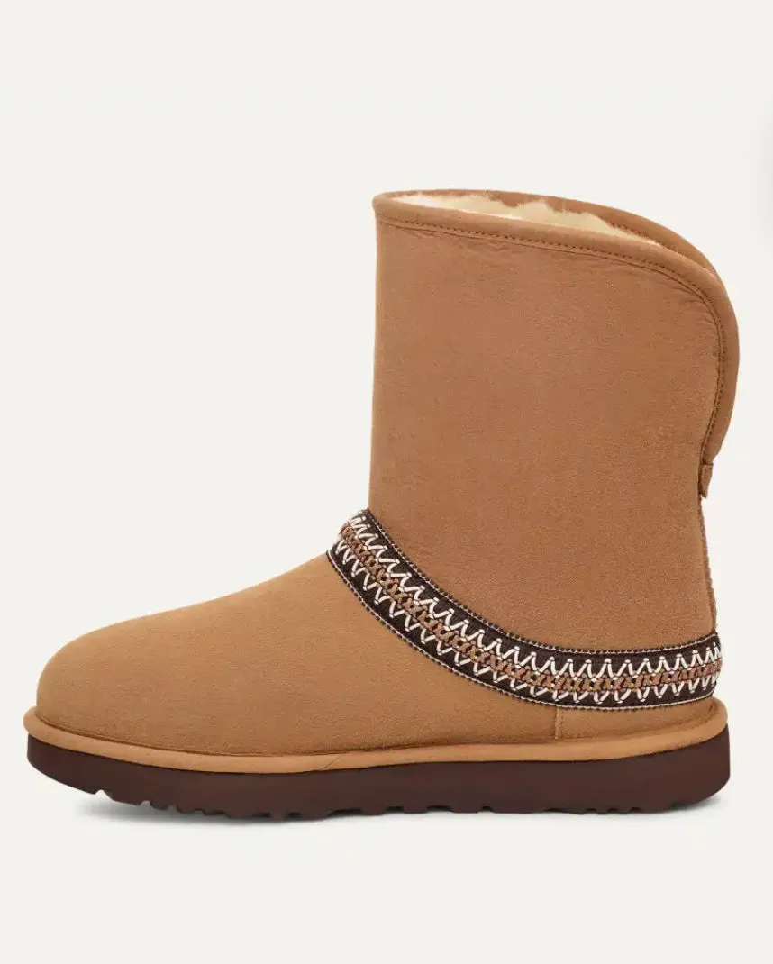 Ugg: Classic Short Crescent in Chestnut 1161770-CHE