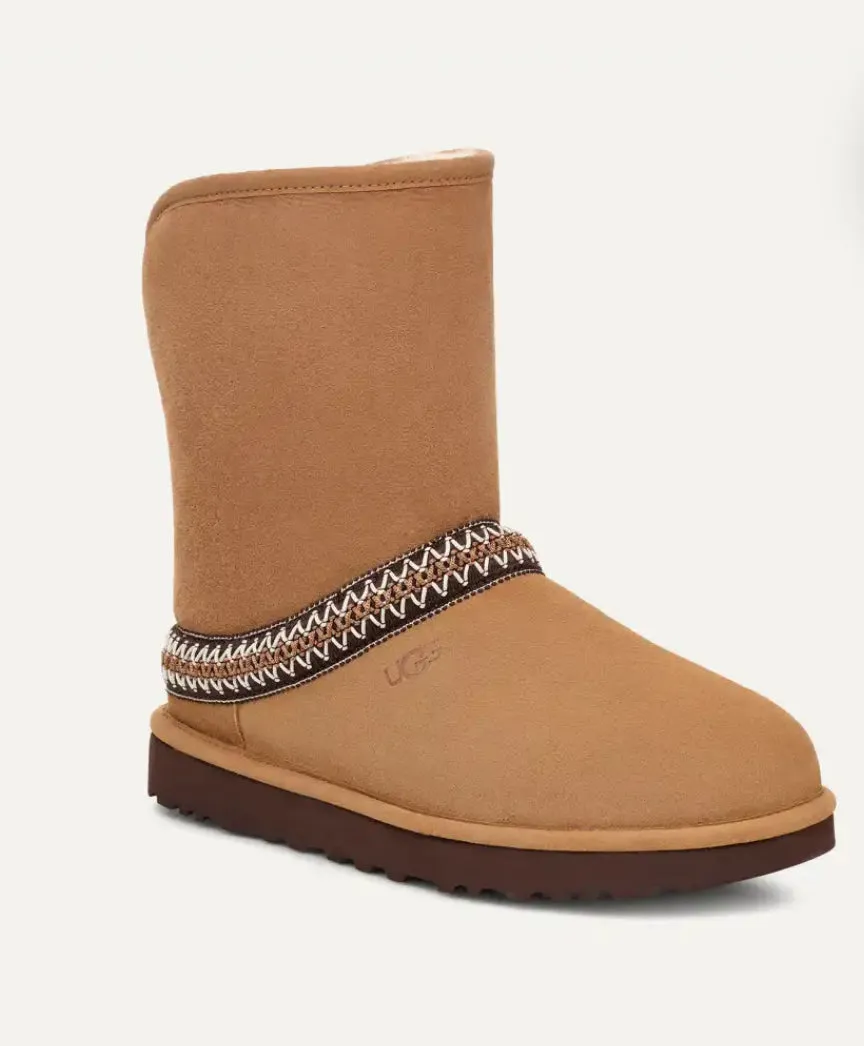 Ugg: Classic Short Crescent in Chestnut 1161770-CHE