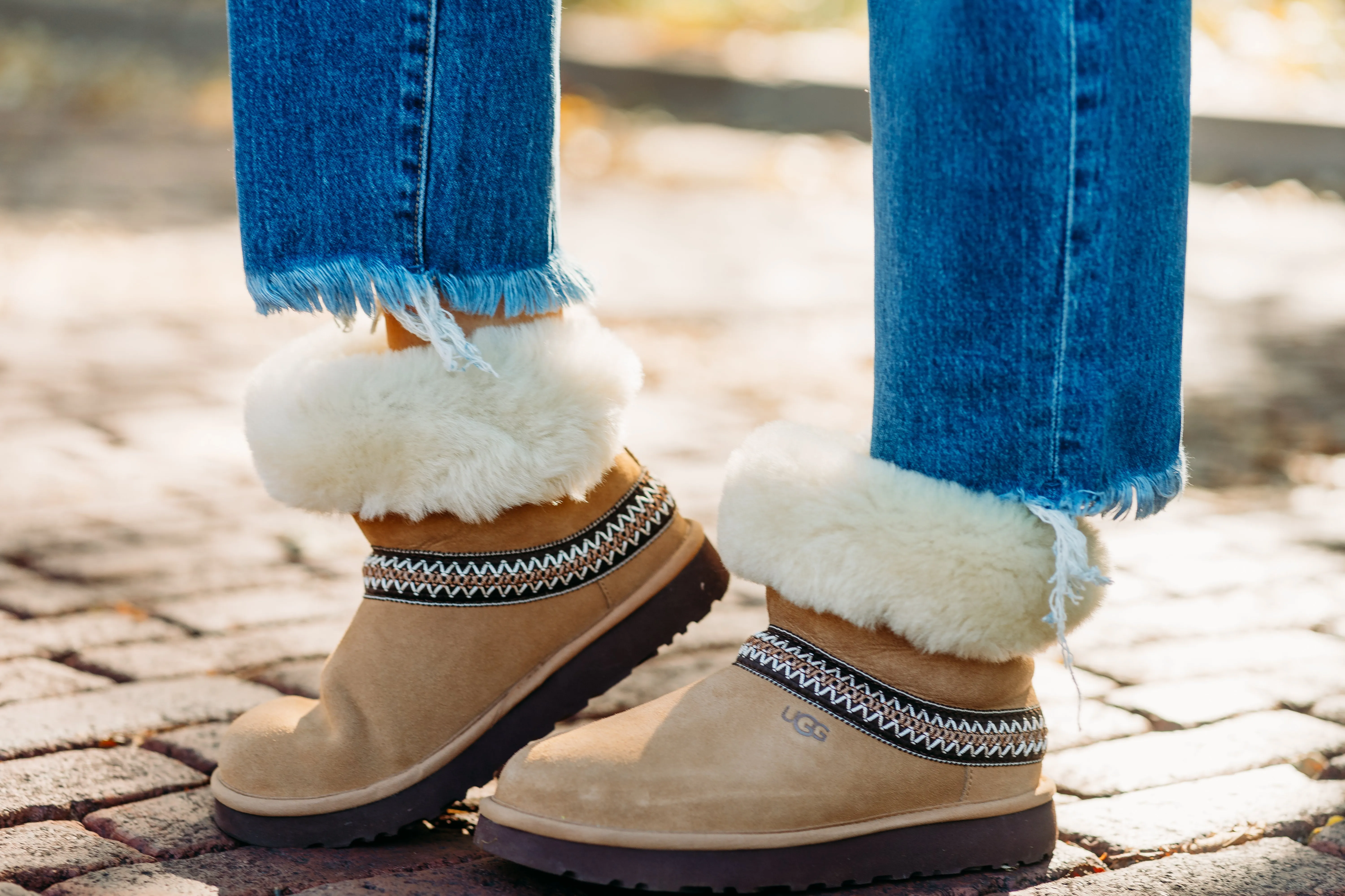 Ugg: Classic Short Crescent in Chestnut 1161770-CHE