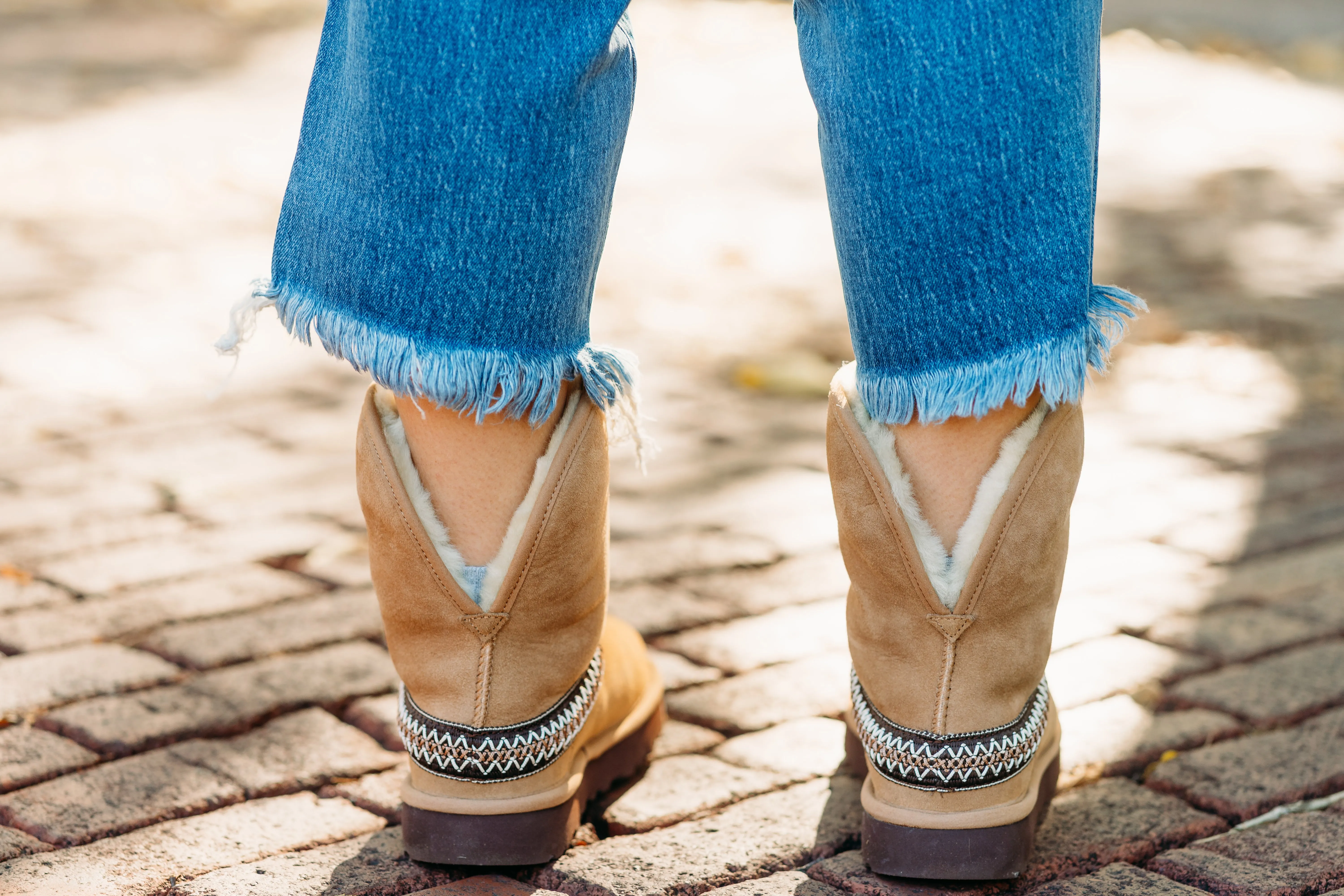 Ugg: Classic Short Crescent in Chestnut 1161770-CHE