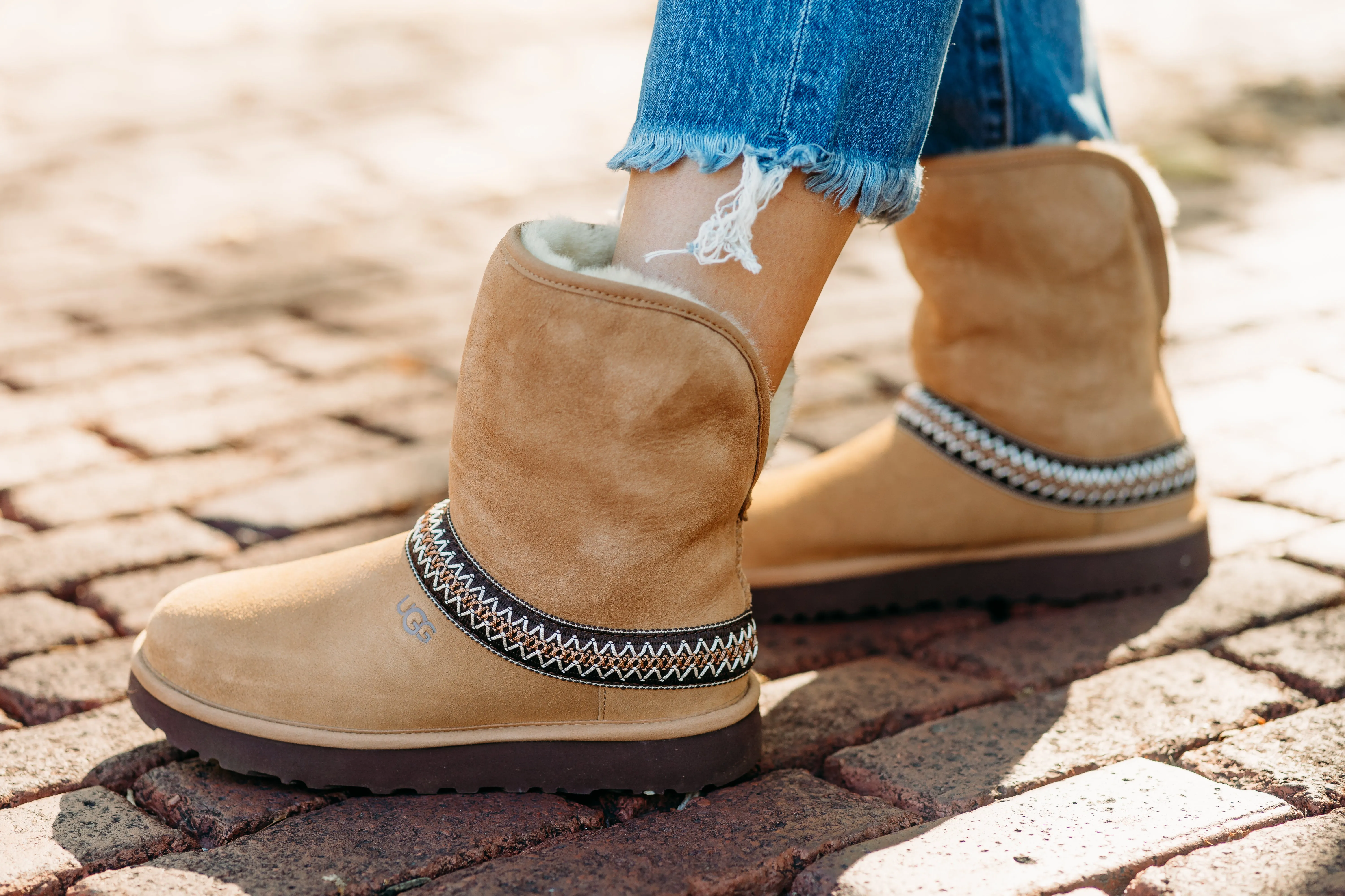 Ugg: Classic Short Crescent in Chestnut 1161770-CHE